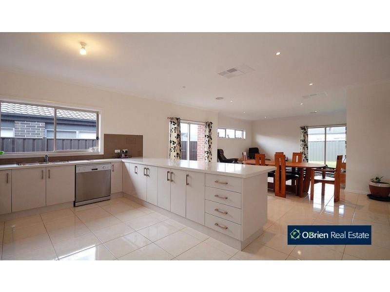 8 Abrus Circuit, Cranbourne North VIC 3977