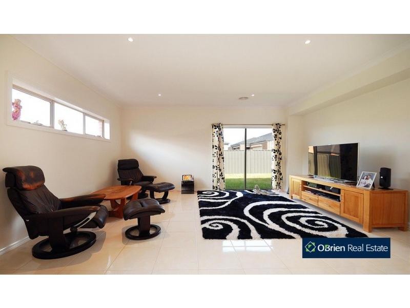 8 Abrus Circuit, Cranbourne North VIC 3977