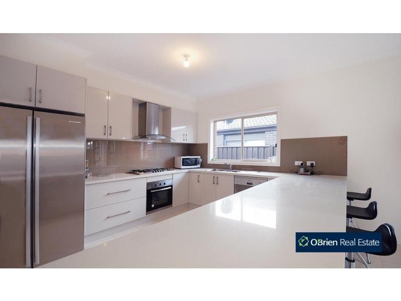 8 Abrus Circuit, Cranbourne North VIC 3977
