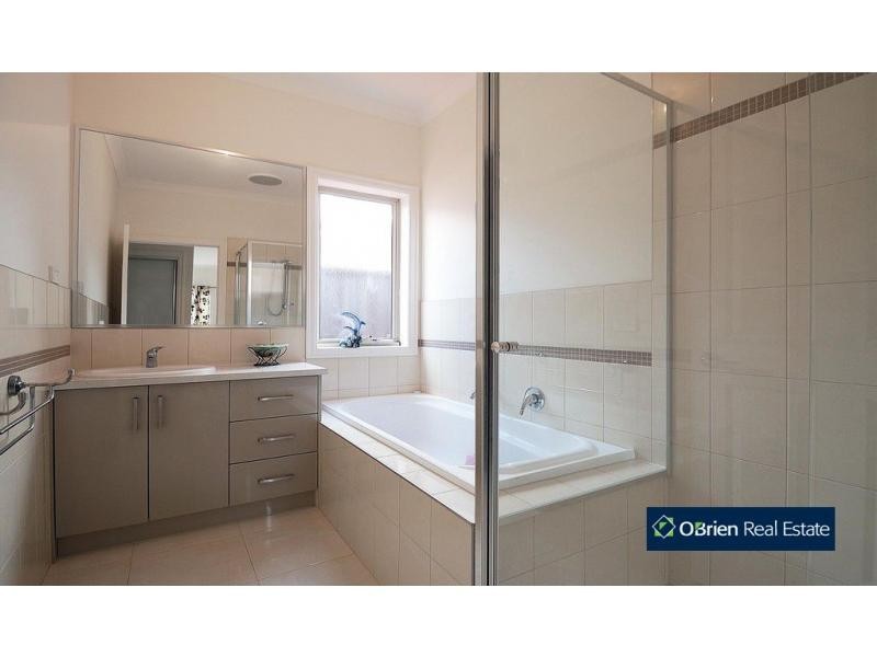 8 Abrus Circuit, Cranbourne North VIC 3977