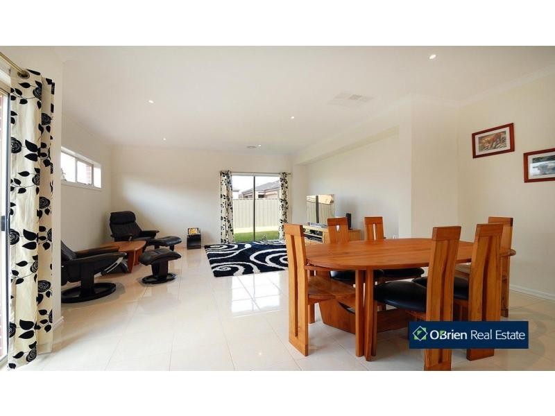 8 Abrus Circuit, Cranbourne North VIC 3977