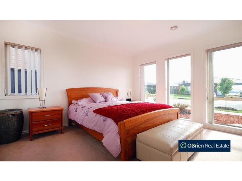 8 Abrus Circuit, Cranbourne North VIC 3977