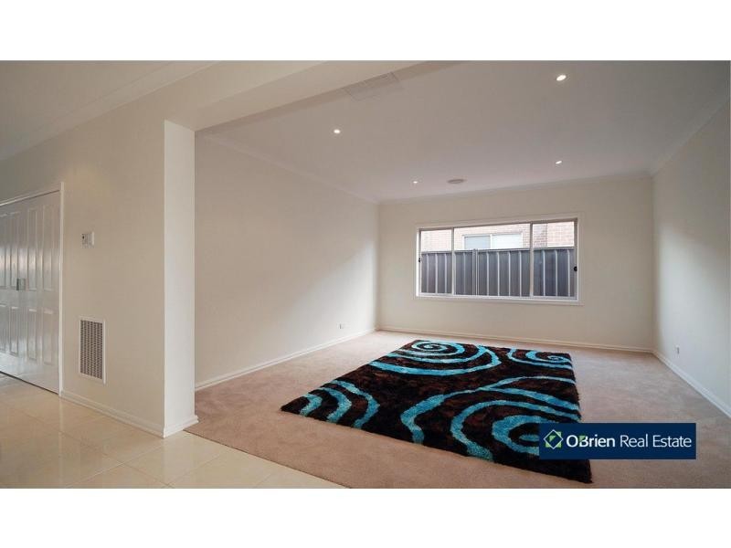 8 Abrus Circuit, Cranbourne North VIC 3977