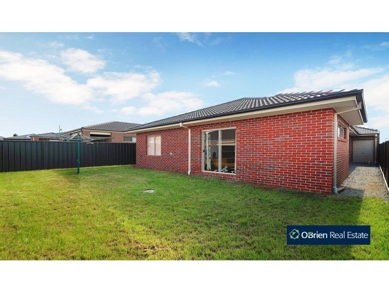 8 Abrus Circuit, Cranbourne North VIC 3977