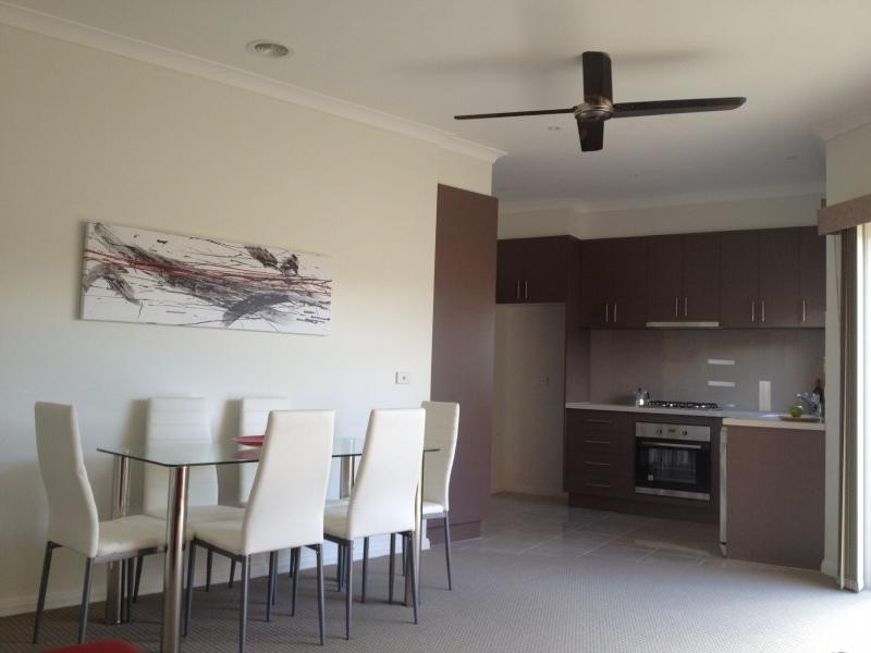 2/4 Daniher Close, Berwick VIC 3806