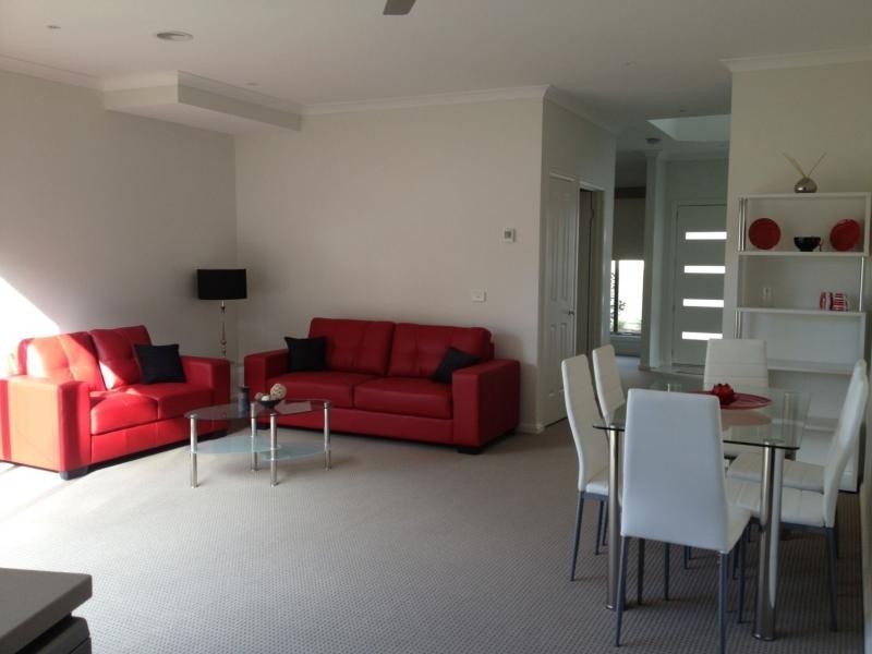 2/4 Daniher Close, Berwick VIC 3806