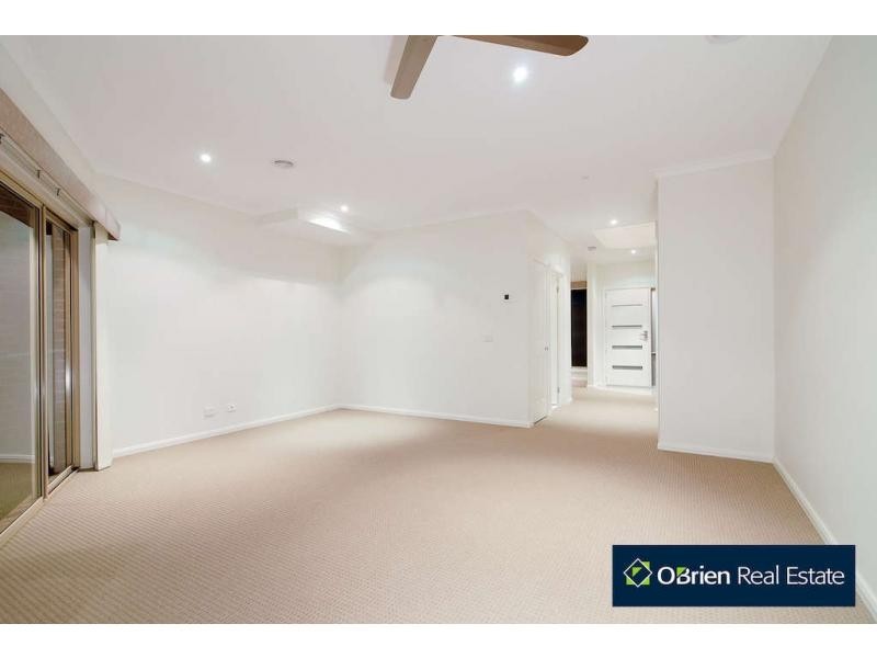2/4 Daniher Close, Berwick VIC 3806