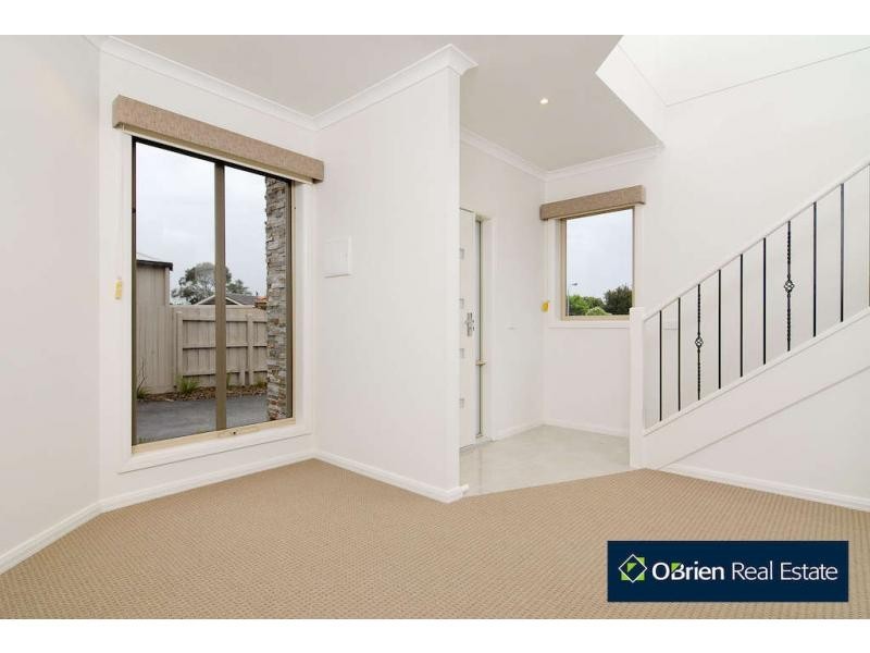 2/4 Daniher Close, Berwick VIC 3806