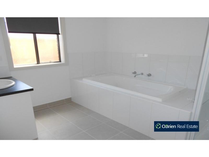 18 Scenic Avenue, Clyde VIC 3978