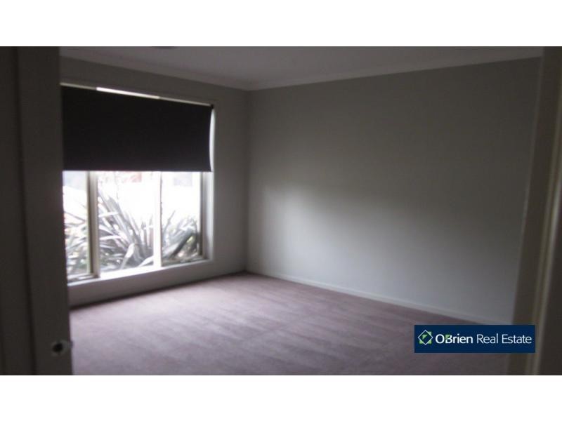 32 Downing Square, Pakenham VIC 3810