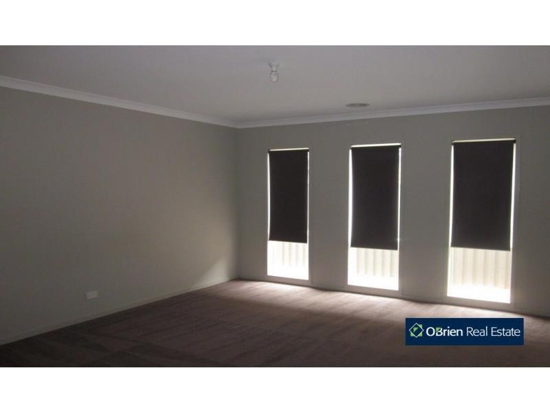 32 Downing Square, Pakenham VIC 3810