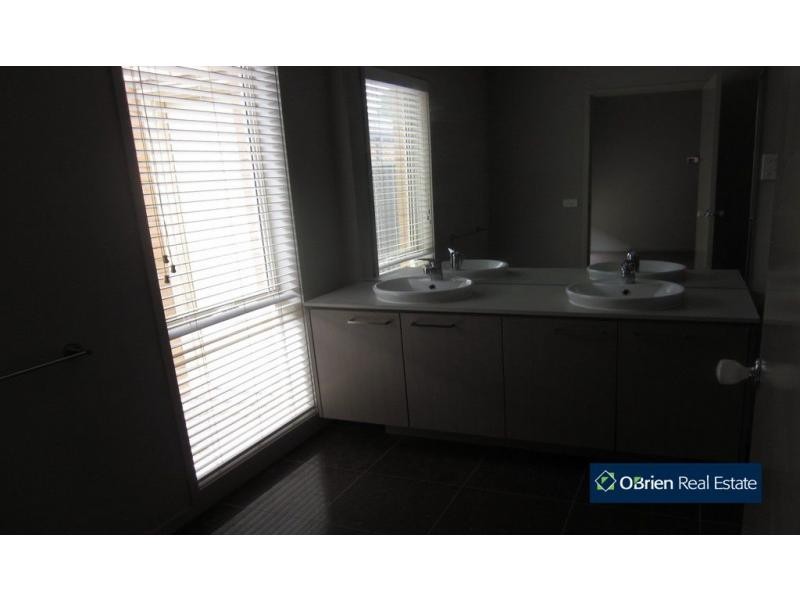 32 Downing Square, Pakenham VIC 3810