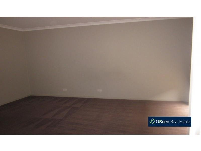32 Downing Square, Pakenham VIC 3810