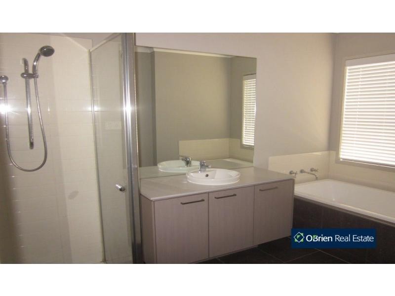 32 Downing Square, Pakenham VIC 3810