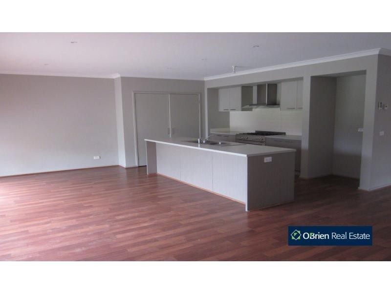 32 Downing Square, Pakenham VIC 3810