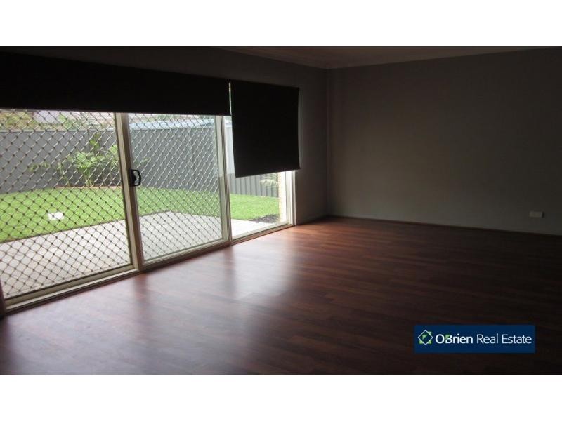 32 Downing Square, Pakenham VIC 3810