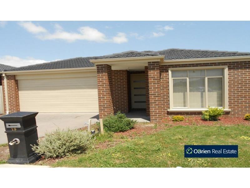 19 Evesham Street, Cranbourne North VIC 3977