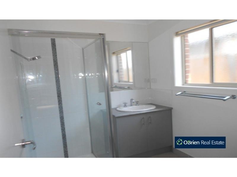 19 Evesham Street, Cranbourne North VIC 3977