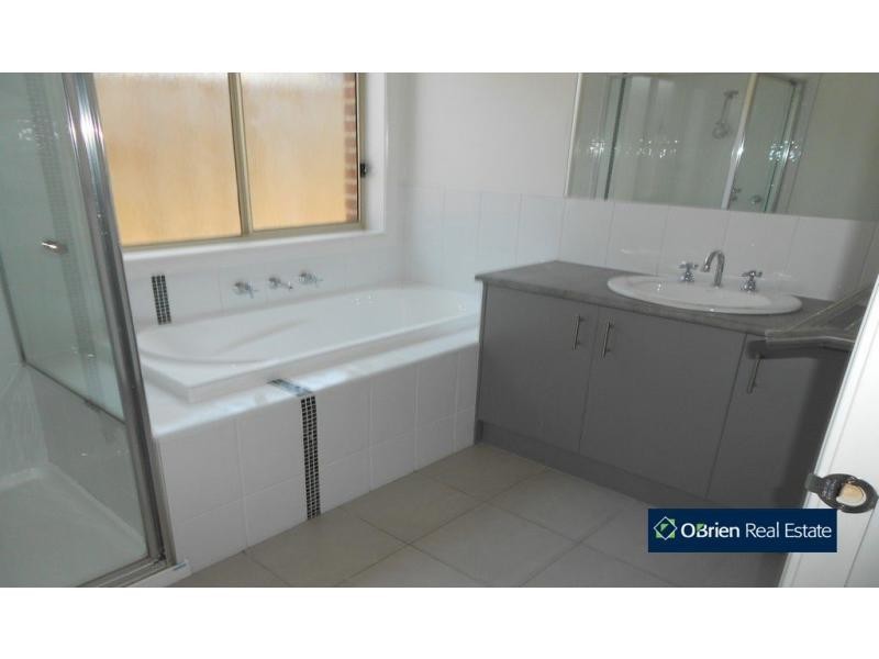 19 Evesham Street, Cranbourne North VIC 3977