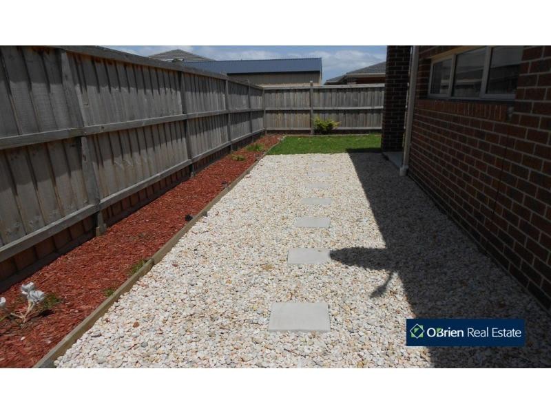 19 Evesham Street, Cranbourne North VIC 3977