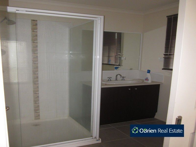 10 Tipperary Circuit, Pakenham VIC 3810