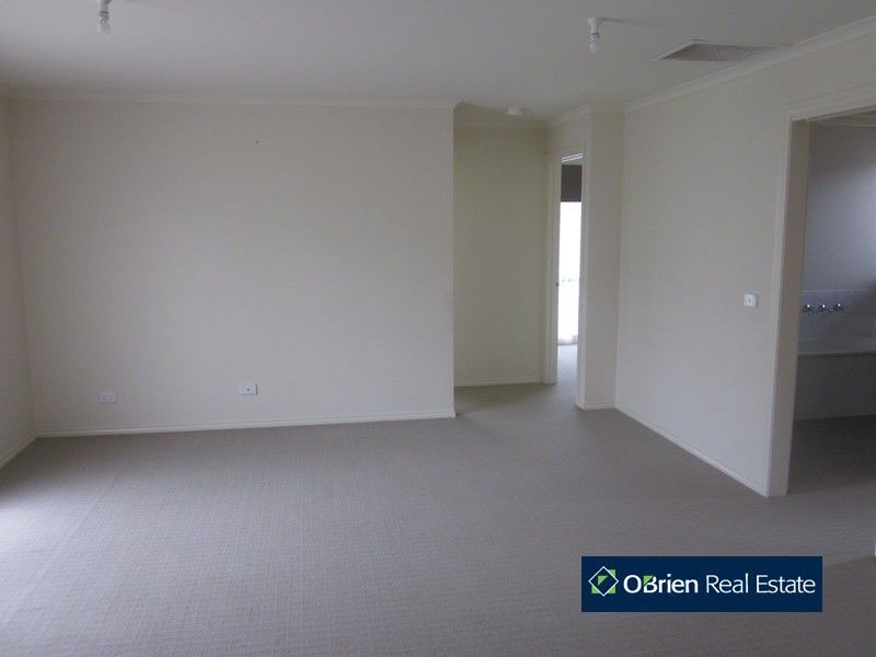 10 Tipperary Circuit, Pakenham VIC 3810