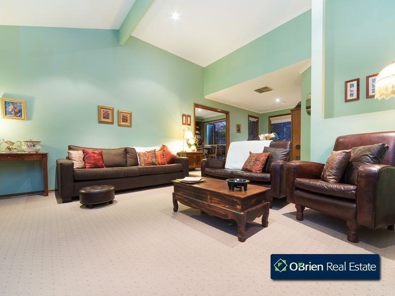 33 Lawrence Drive, Berwick VIC 3806