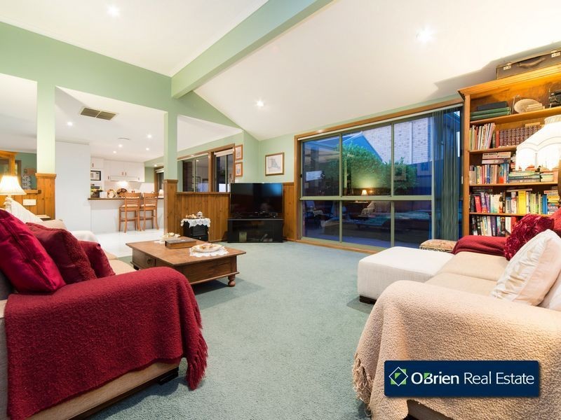 33 Lawrence Drive, Berwick VIC 3806