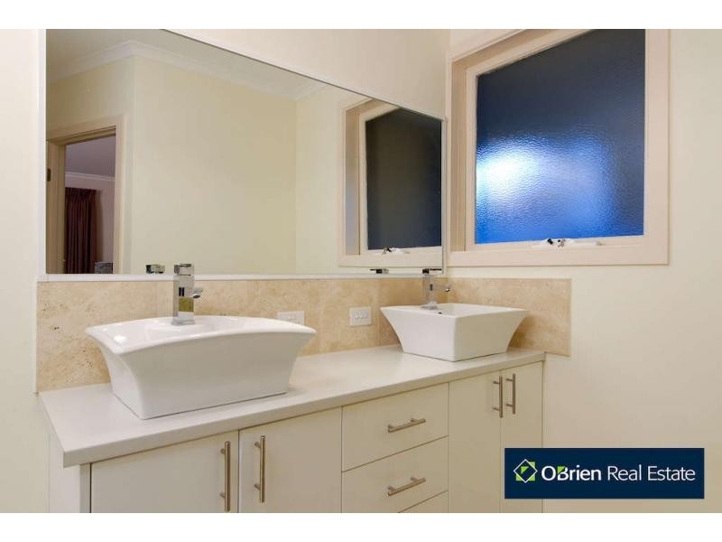 13 Outlook Drive, Berwick VIC 3806