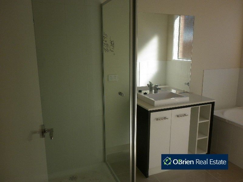 122 William Thwaites Boulevard, Cranbourne North VIC 3977