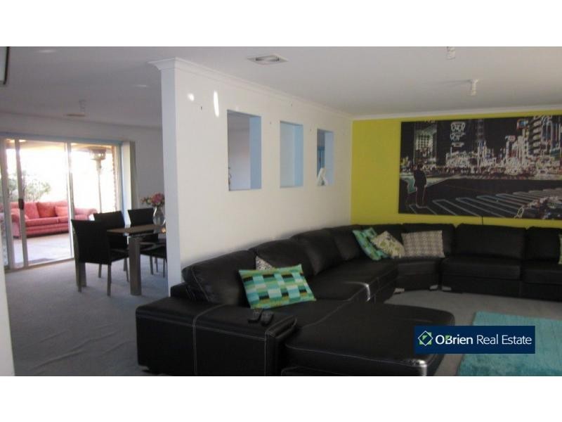 33 Genoa Way, Cranbourne West VIC 3977