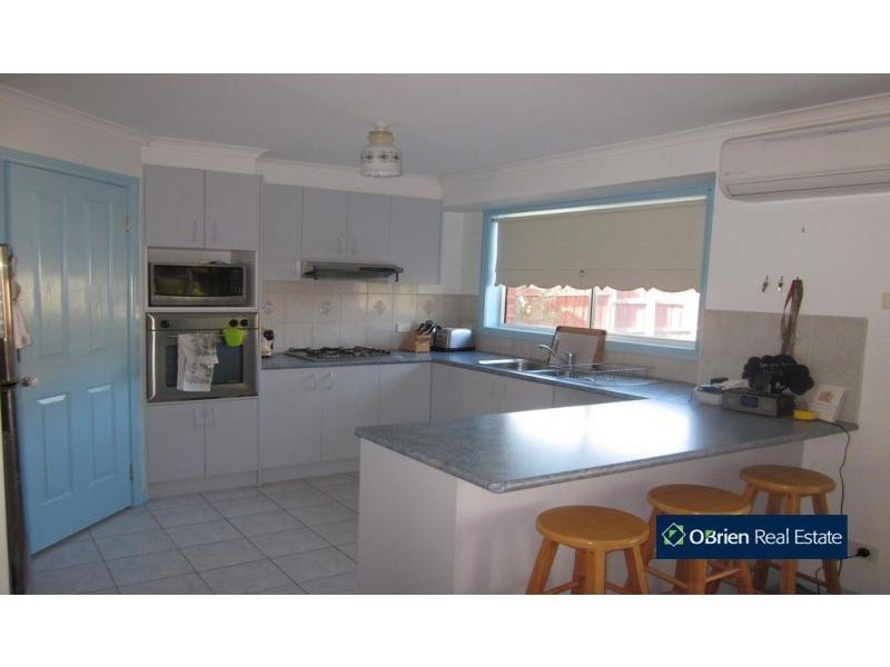 33 Genoa Way, Cranbourne West VIC 3977