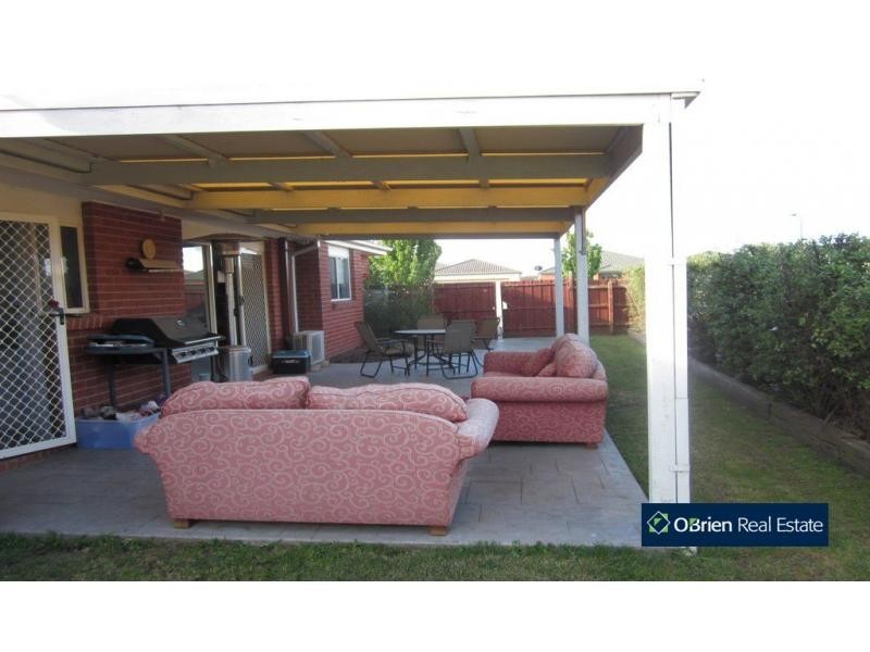 33 Genoa Way, Cranbourne West VIC 3977