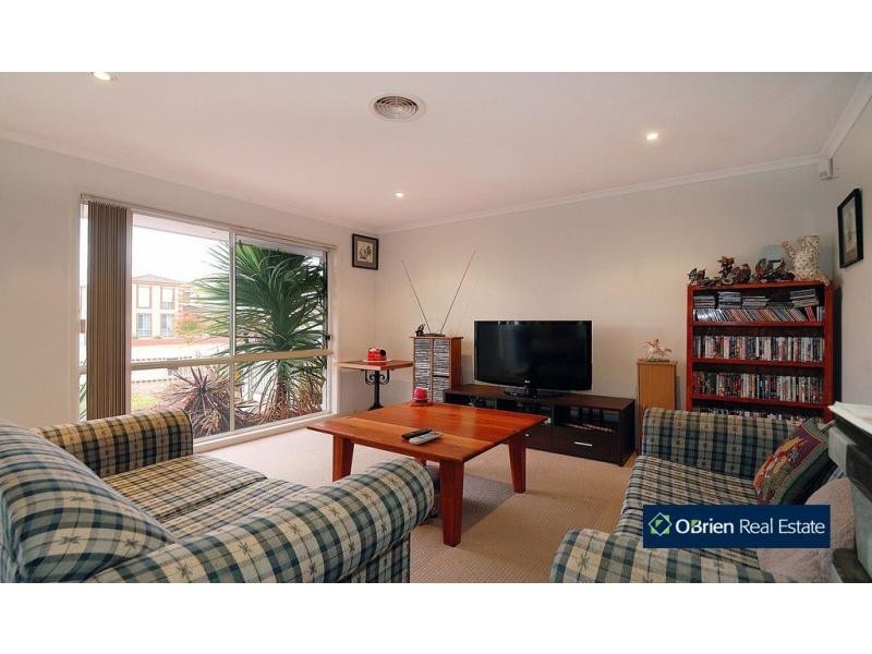 9 Helmsdale Court, Cranbourne West VIC 3977