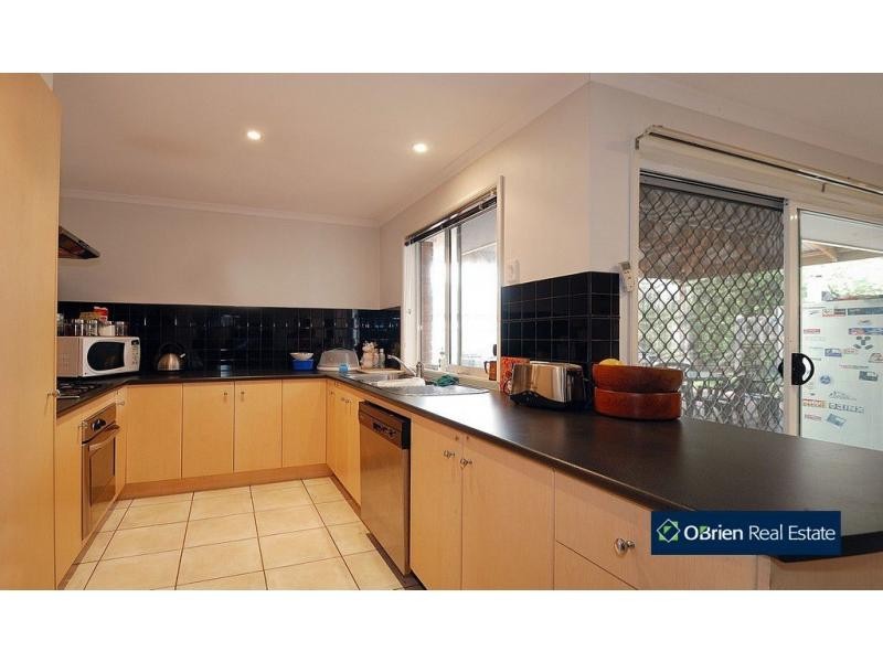 9 Helmsdale Court, Cranbourne West VIC 3977