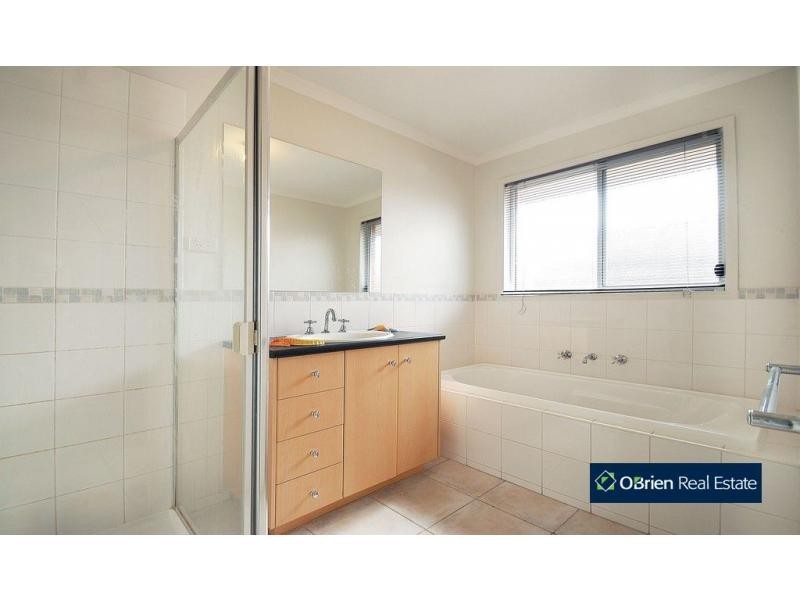 9 Helmsdale Court, Cranbourne West VIC 3977