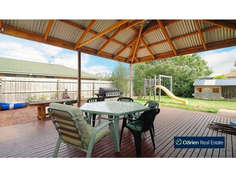 9 Helmsdale Court, Cranbourne West VIC 3977