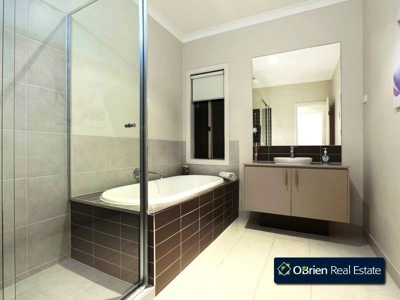 102 Arena Parade, Officer VIC 3809