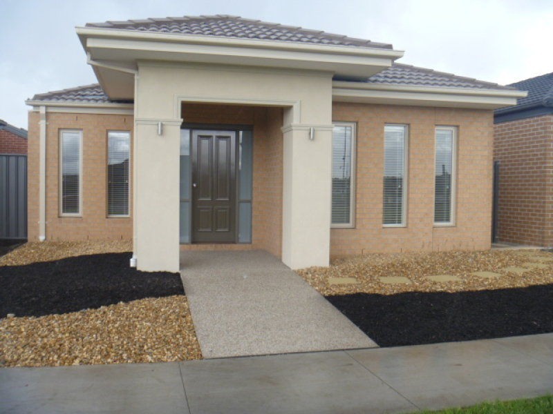 2 Kikuya Way, Cranbourne North VIC 3977