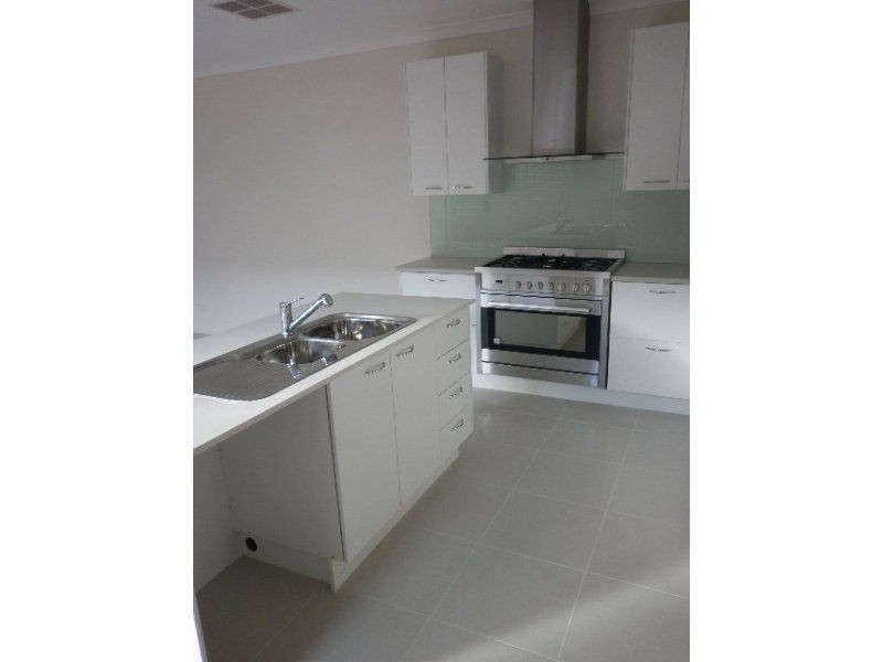 2 Kikuya Way, Cranbourne North VIC 3977