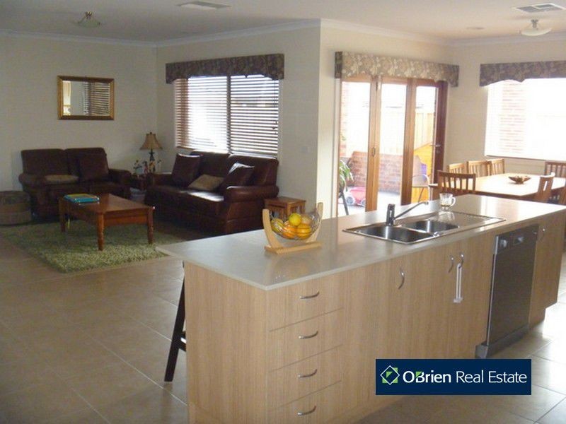 37 Charlbury Crescent, Cranbourne North VIC 3977