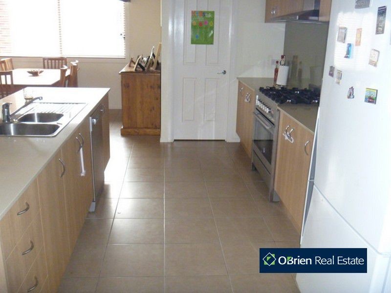 37 Charlbury Crescent, Cranbourne North VIC 3977