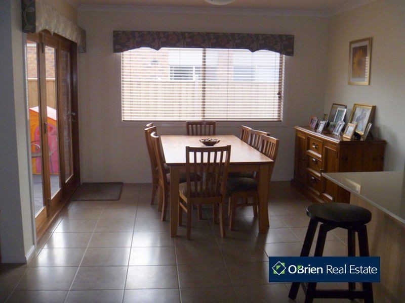 37 Charlbury Crescent, Cranbourne North VIC 3977