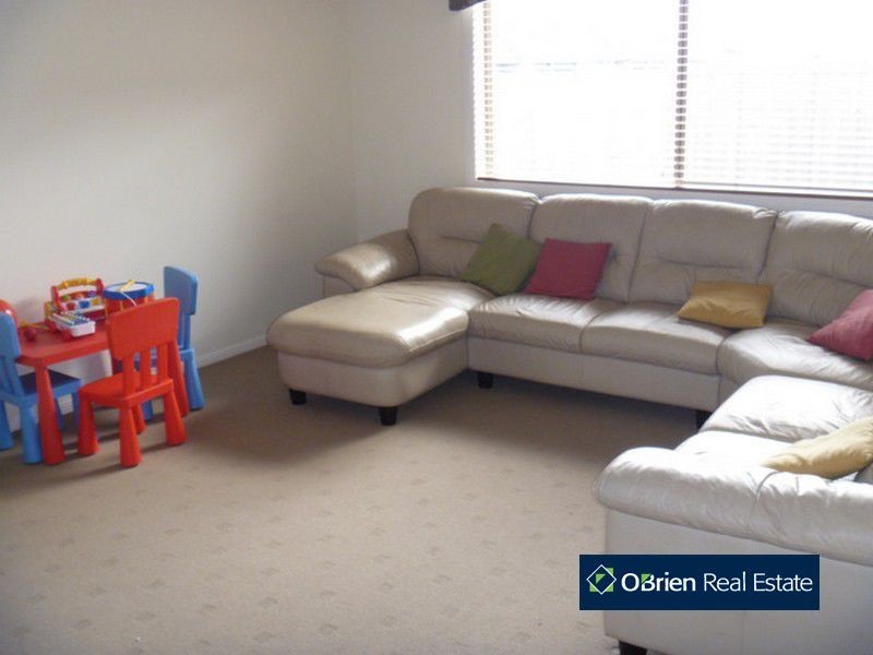 37 Charlbury Crescent, Cranbourne North VIC 3977