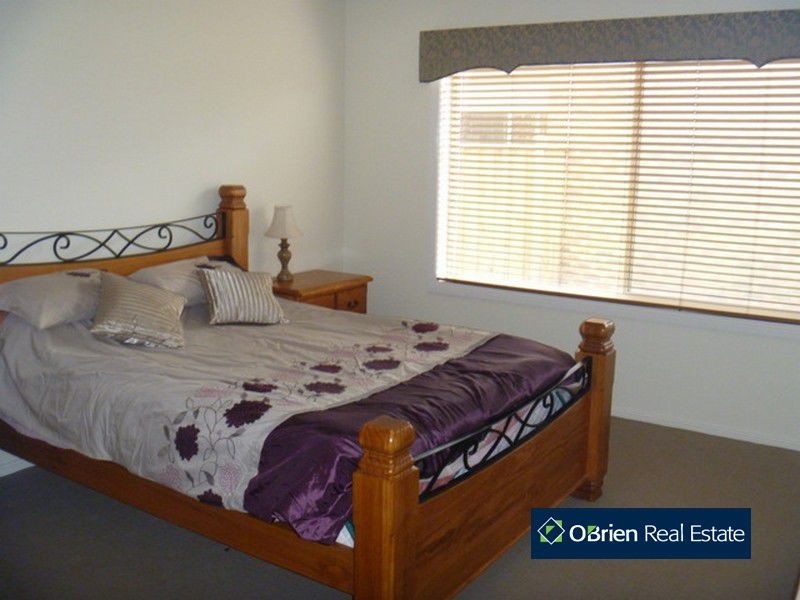 37 Charlbury Crescent, Cranbourne North VIC 3977