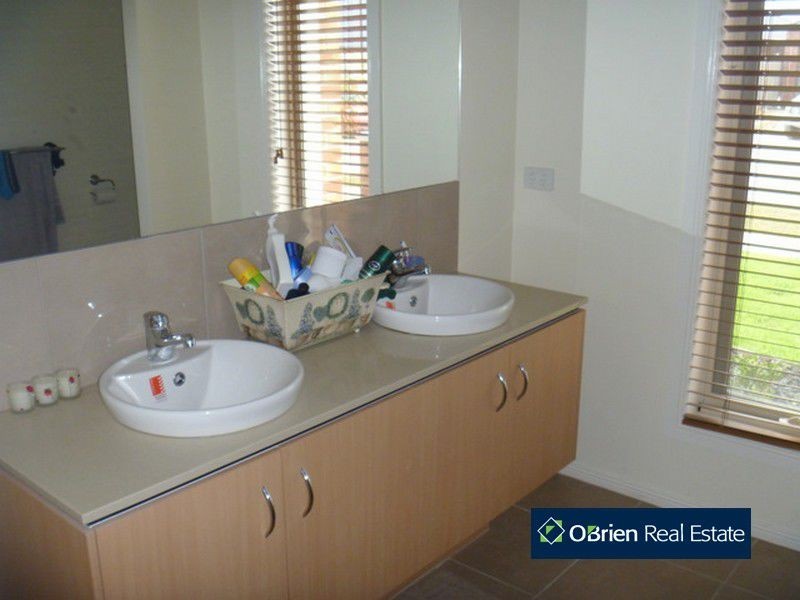 37 Charlbury Crescent, Cranbourne North VIC 3977