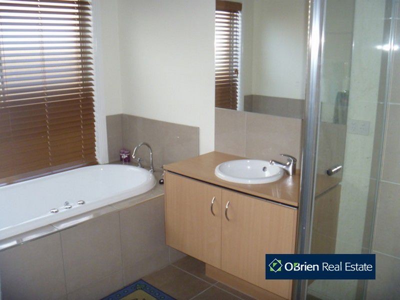 37 Charlbury Crescent, Cranbourne North VIC 3977