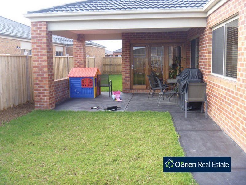 37 Charlbury Crescent, Cranbourne North VIC 3977