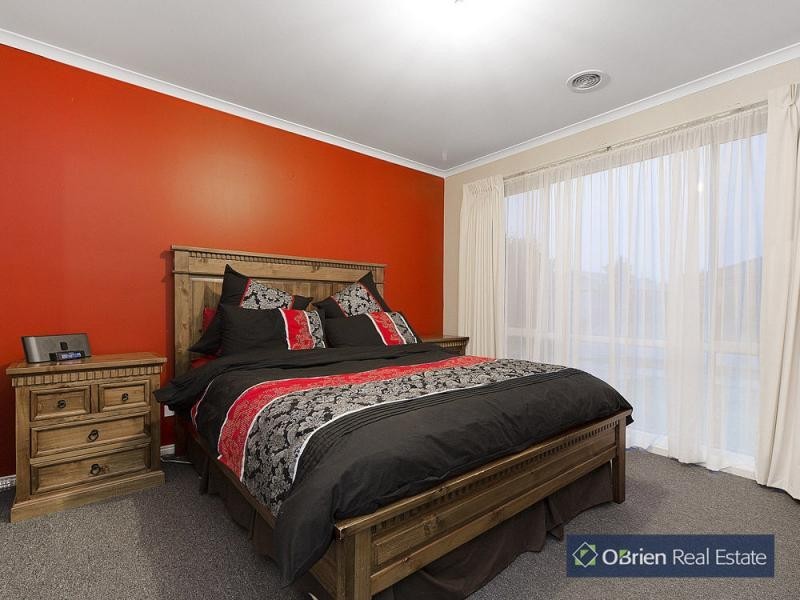 34 Taplan Crescent, Cranbourne West VIC 3977