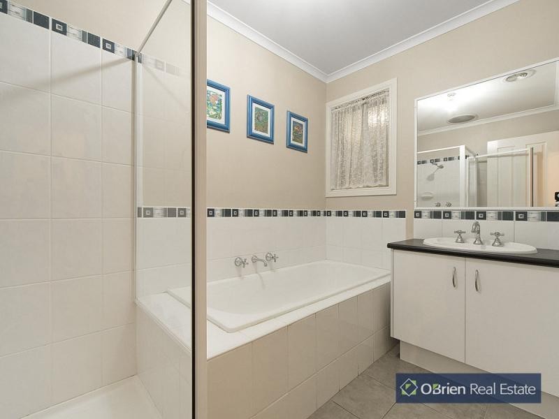 34 Taplan Crescent, Cranbourne West VIC 3977